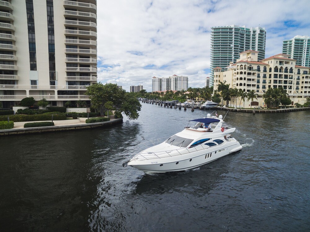 62' Azimut Luxury Yacht - Guestroom