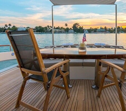 75' Lazzara Luxury Yacht - Outdoor Dining