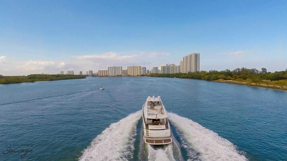 84' Lazzara Luxury Yacht - Guestroom