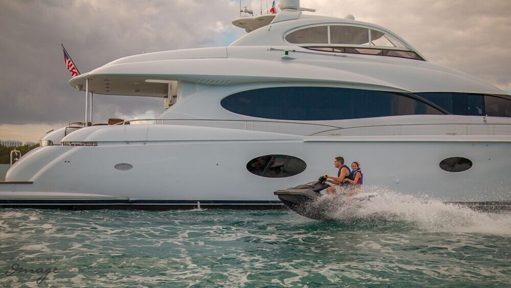 84' Lazzara Luxury Yacht - Guestroom