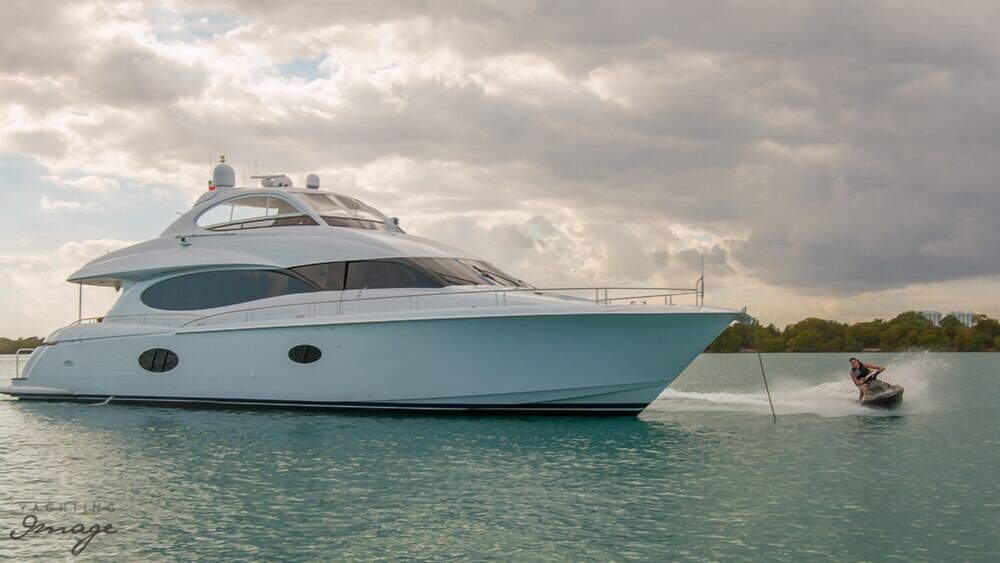 84' Lazzara Luxury Yacht - Guestroom