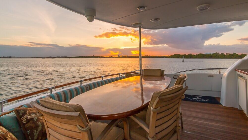 84' Lazzara Luxury Yacht - Guestroom