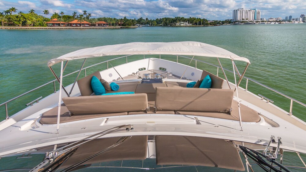 88' Ferretti Luxury Yacht - Guestroom