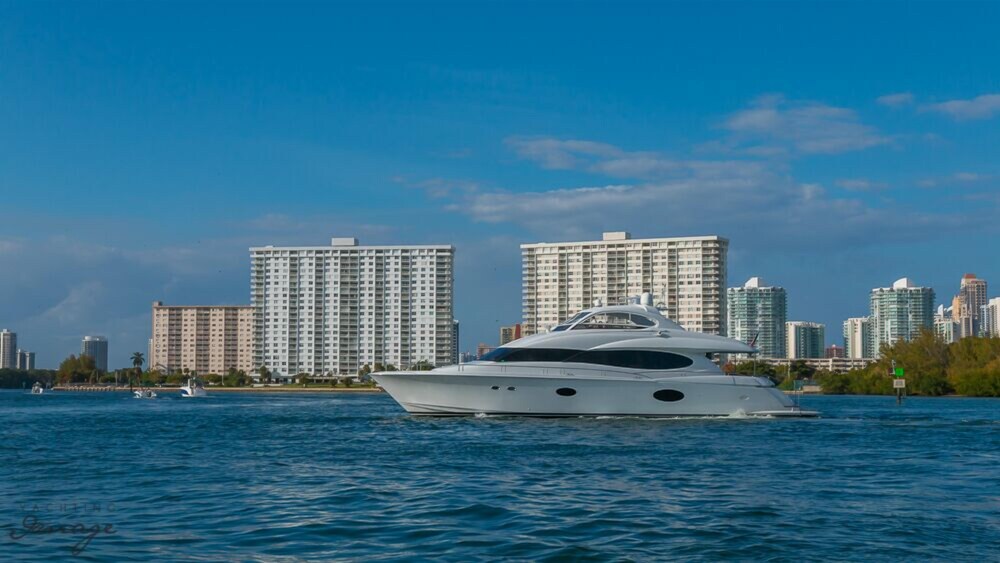 84' Lazzara Luxury Yacht - Guestroom