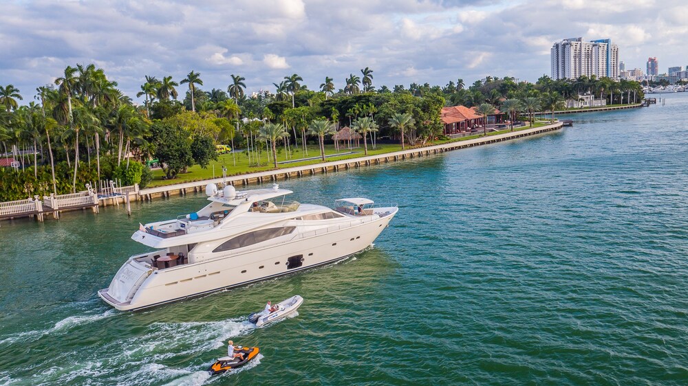 88' Ferretti Luxury Yacht - Guestroom