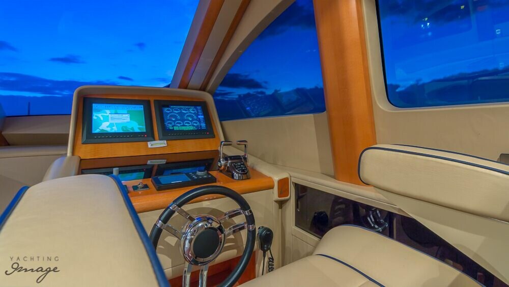 84' Lazzara Luxury Yacht - Guestroom
