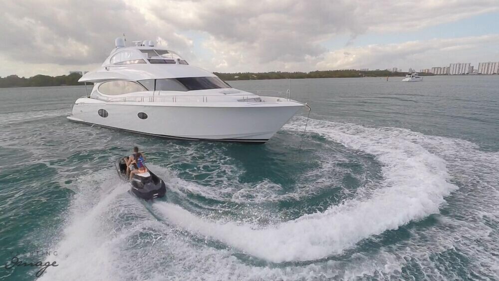 84' Lazzara Luxury Yacht - Guestroom