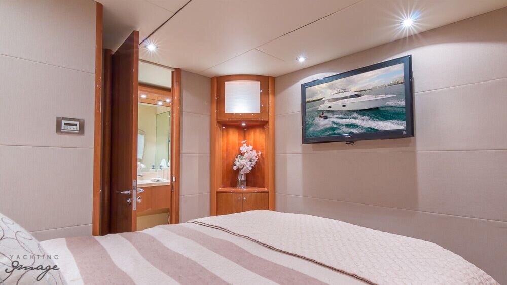 84' Lazzara Luxury Yacht - Guestroom