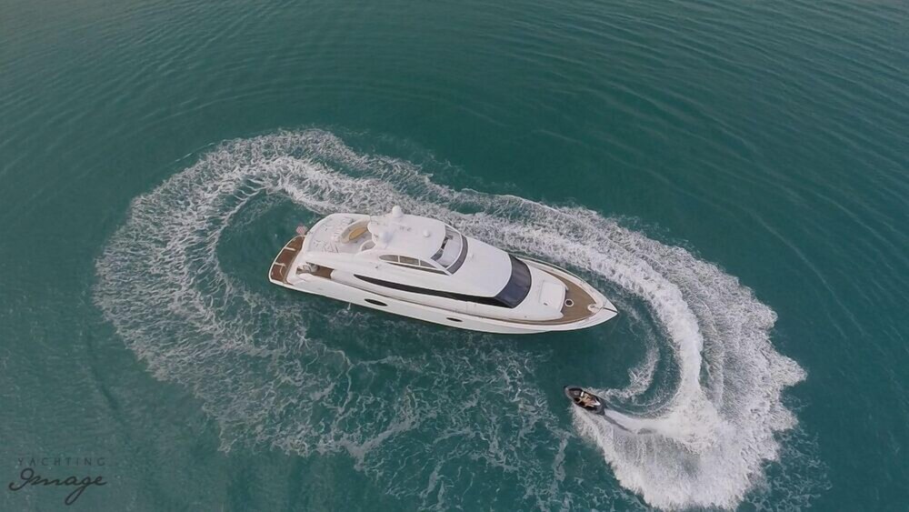 84' Lazzara Luxury Yacht - Guestroom