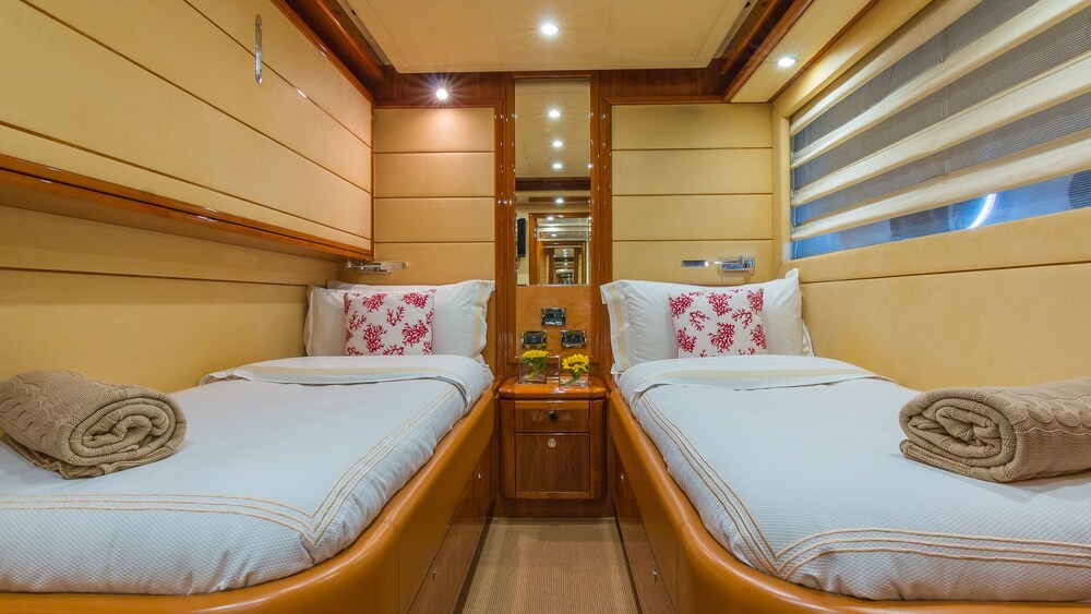 88' Ferretti Luxury Yacht - Guestroom