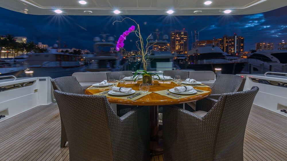 88' Ferretti Luxury Yacht - Guestroom