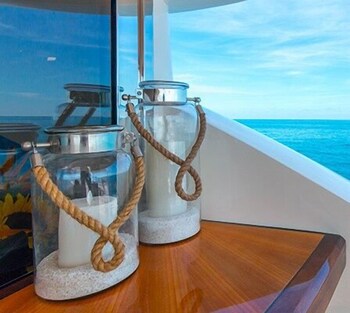75' Lazzara Luxury Yacht - Guestroom