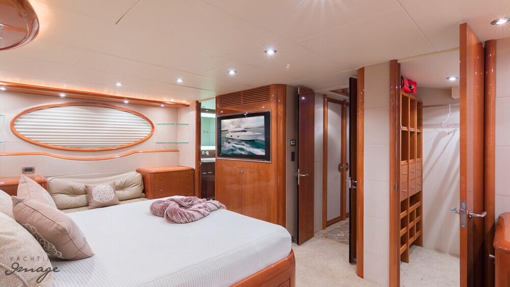84' Lazzara Luxury Yacht - Guestroom