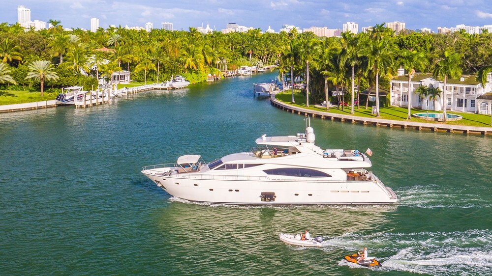 88' Ferretti Luxury Yacht - Guestroom