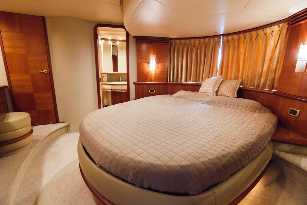 62' Azimut Luxury Yacht - Guestroom