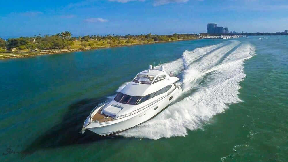 84' Lazzara Luxury Yacht - Guestroom