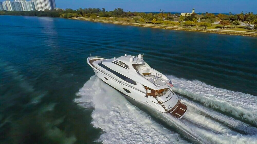 84' Lazzara Luxury Yacht - Guestroom