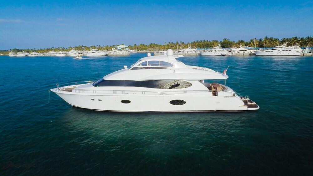 84' Lazzara Luxury Yacht - Guestroom