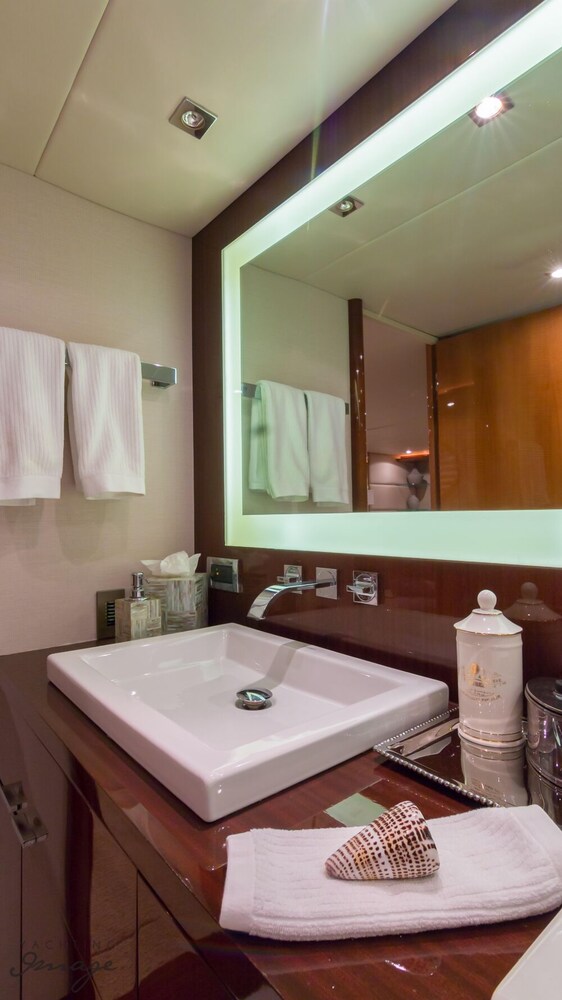 84' Lazzara Luxury Yacht - Guestroom