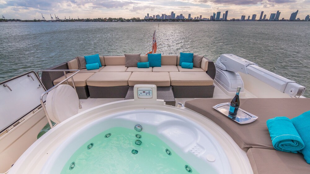 88' Ferretti Luxury Yacht - Guestroom
