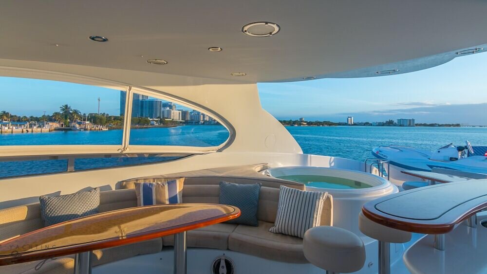 84' Lazzara Luxury Yacht - Guestroom
