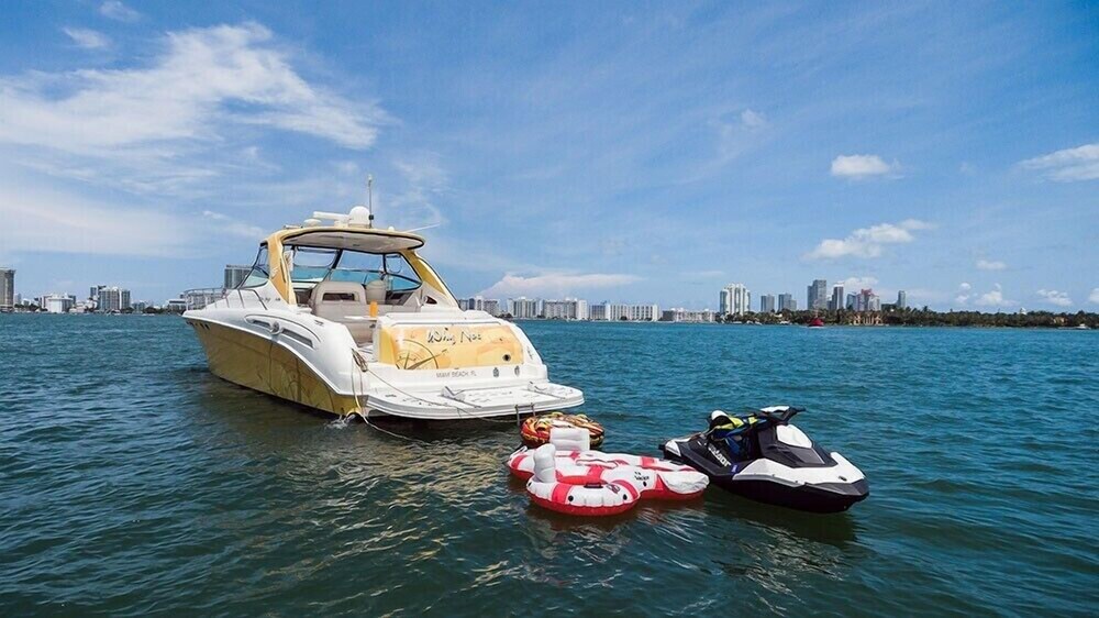 54' Searay Luxury Yacht - Guestroom