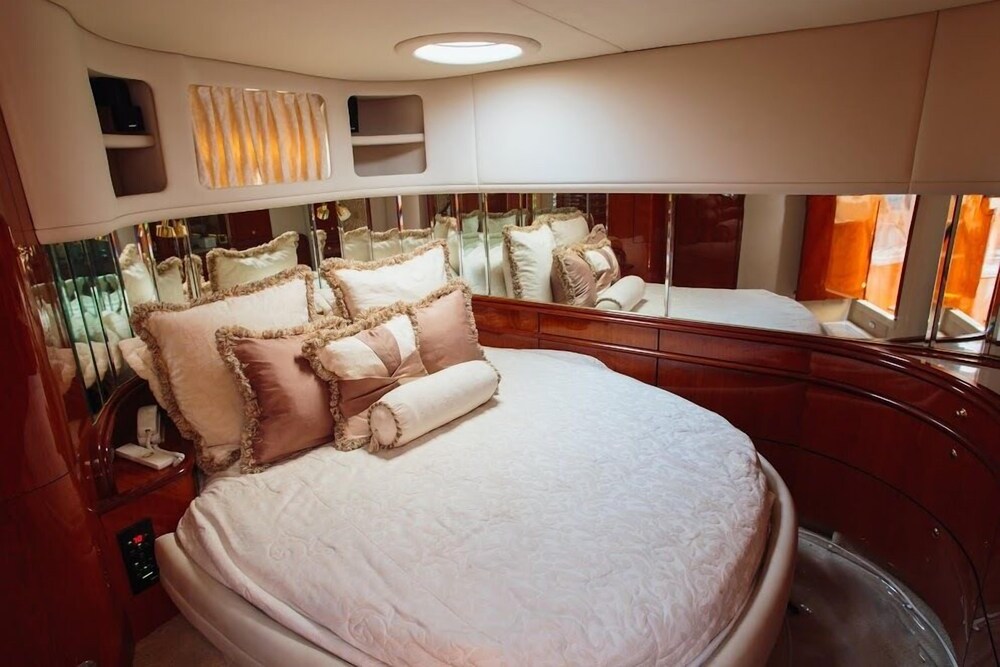 54' Searay Luxury Yacht - Guestroom
