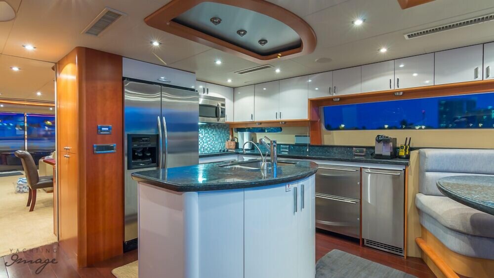 84' Lazzara Luxury Yacht - Guestroom