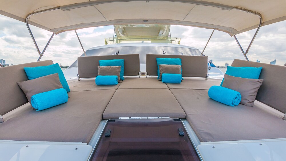 88' Ferretti Luxury Yacht - Guestroom