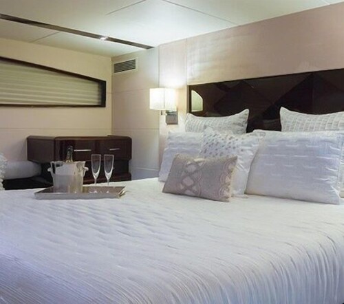 75' Lazzara Luxury Yacht - Guestroom