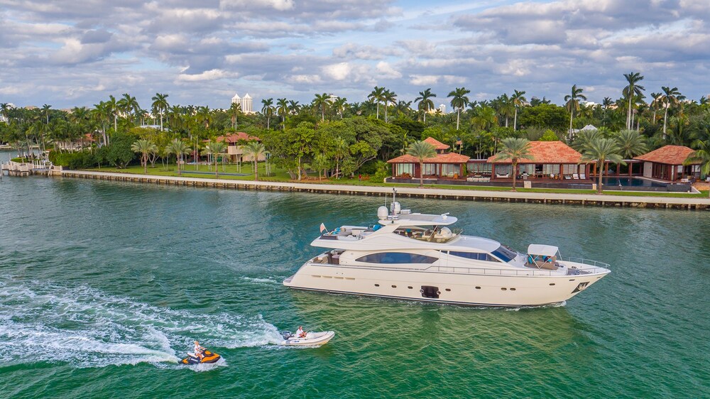 88' Ferretti Luxury Yacht - Guestroom