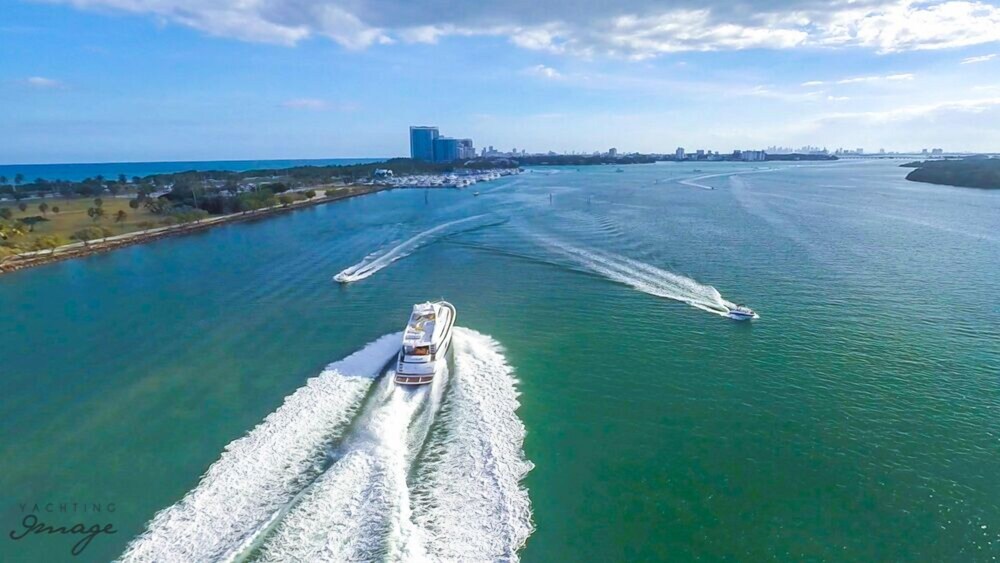 84' Lazzara Luxury Yacht - Guestroom