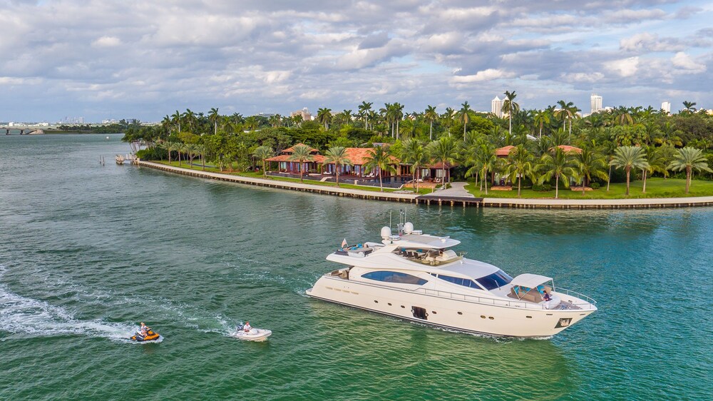 88' Ferretti Luxury Yacht - Guestroom