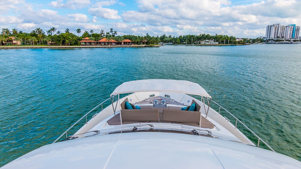 88' Ferretti Luxury Yacht - Guestroom