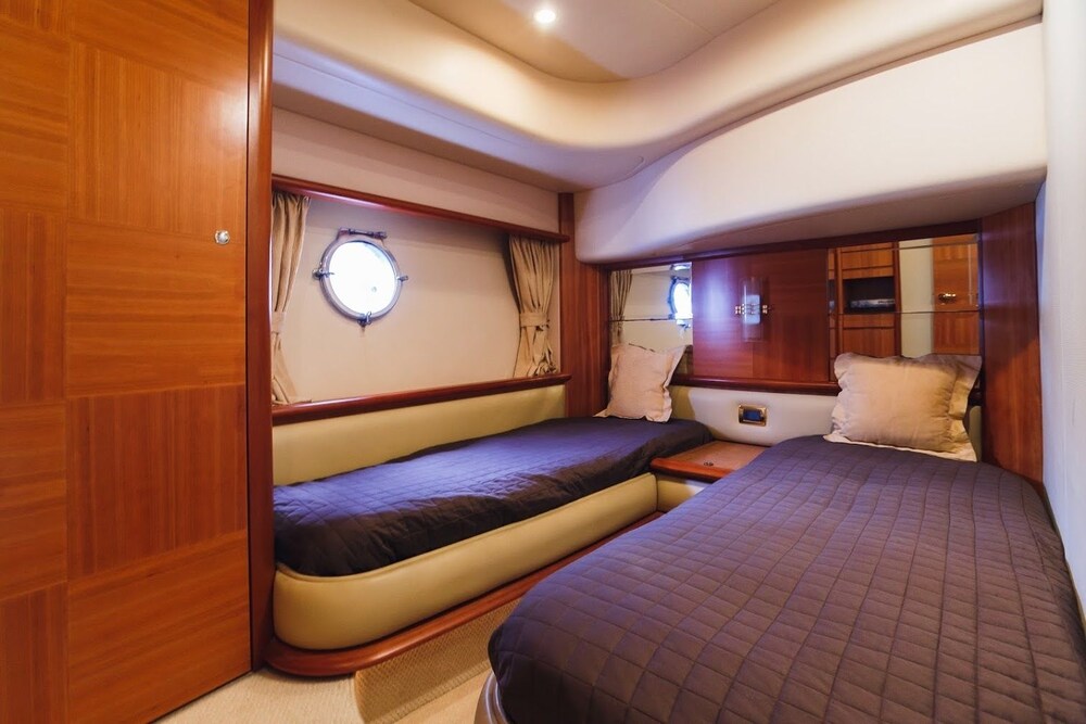 62' Azimut Luxury Yacht - Guestroom