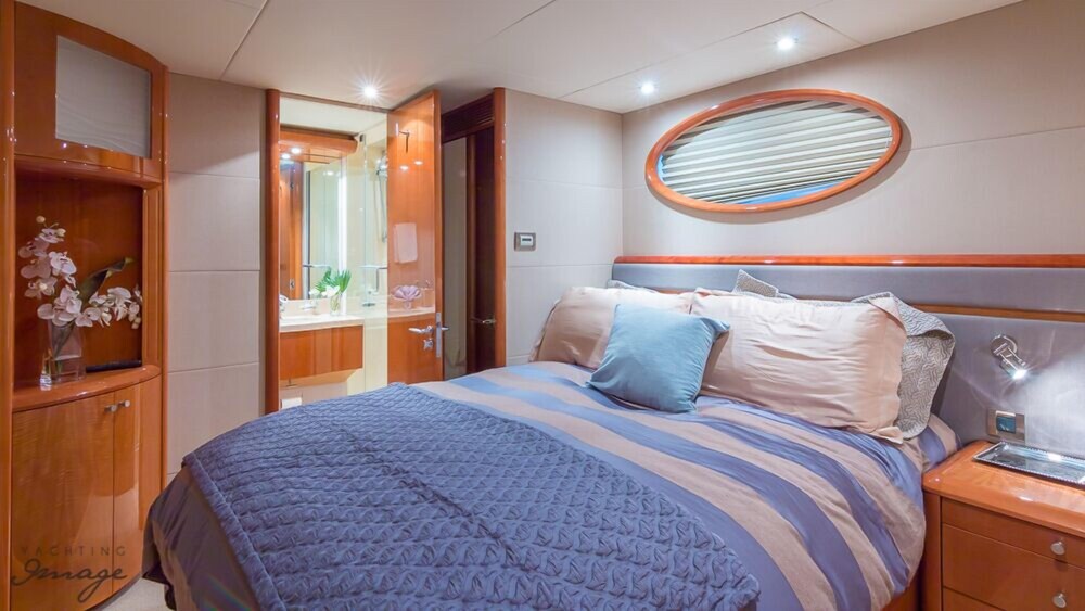 84' Lazzara Luxury Yacht - Guestroom