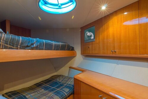 84' Lazzara Luxury Yacht - Guestroom