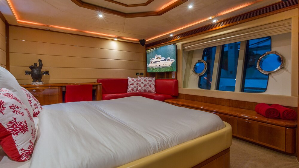 88' Ferretti Luxury Yacht - Guestroom
