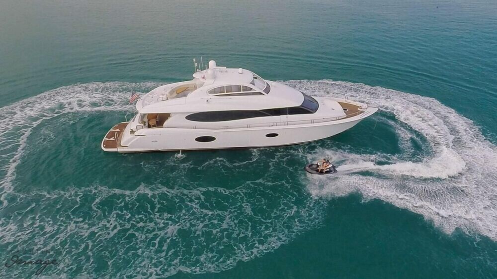 84' Lazzara Luxury Yacht - Guestroom