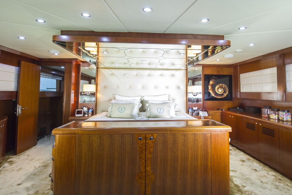 103' Johnson Luxury Yacht - Guestroom