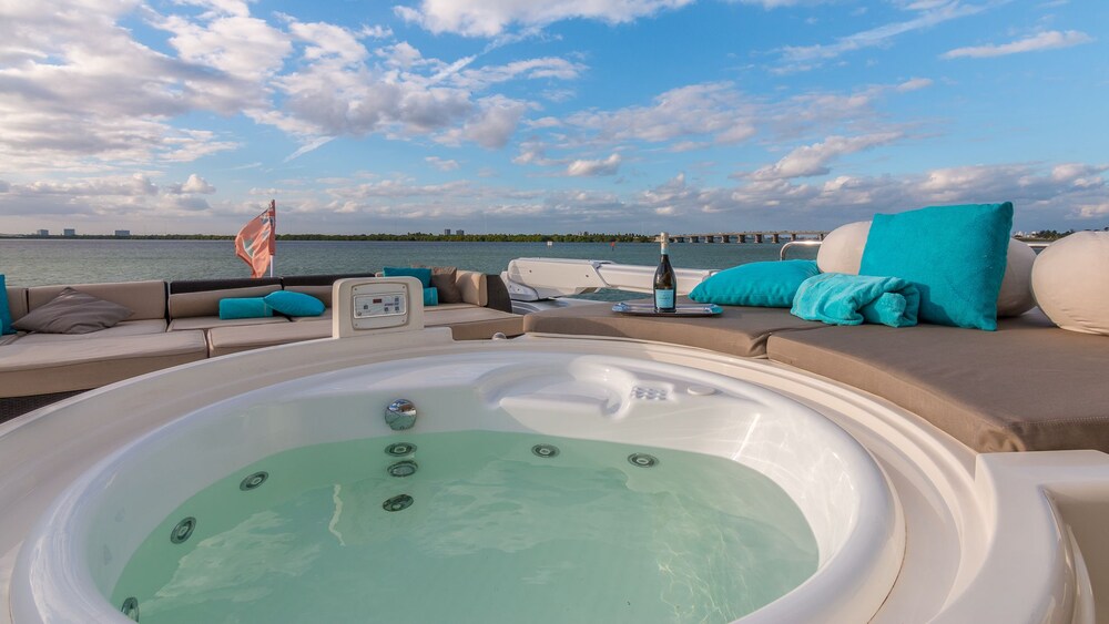 88' Ferretti Luxury Yacht - Guestroom