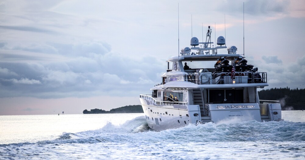 103' Johnson Luxury Yacht - Guestroom