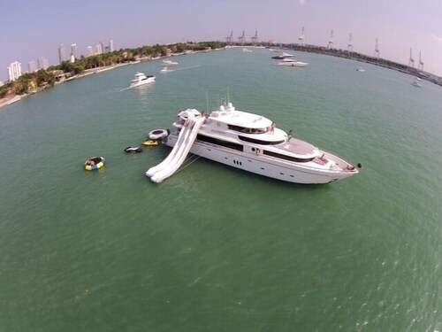 103' Johnson Luxury Yacht - Guestroom