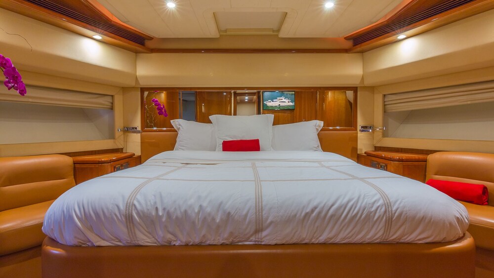 88' Ferretti Luxury Yacht - Guestroom