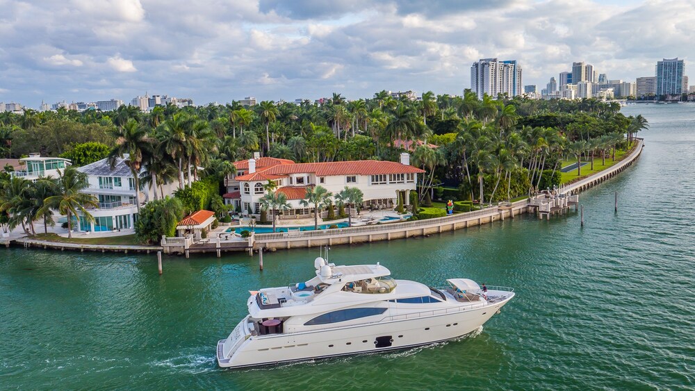 88' Ferretti Luxury Yacht - Guestroom
