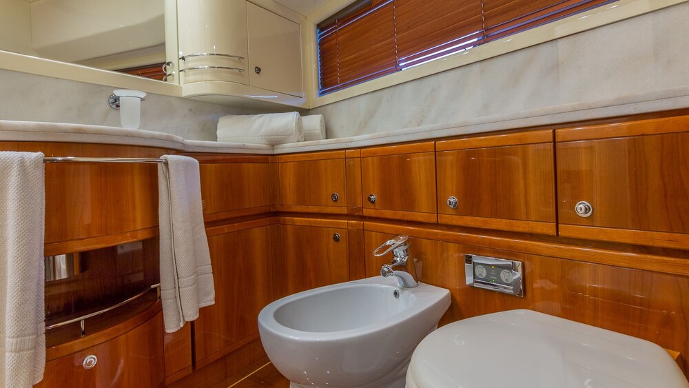 88' Ferretti Luxury Yacht - Guestroom