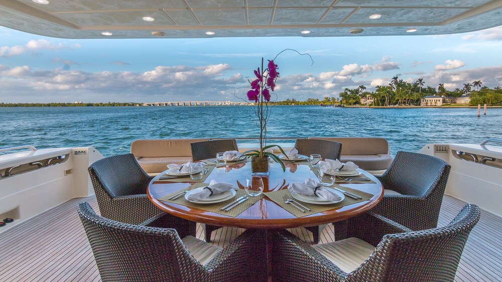 88' Ferretti Luxury Yacht - Guestroom