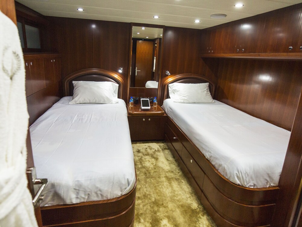 103' Johnson Luxury Yacht - Guestroom