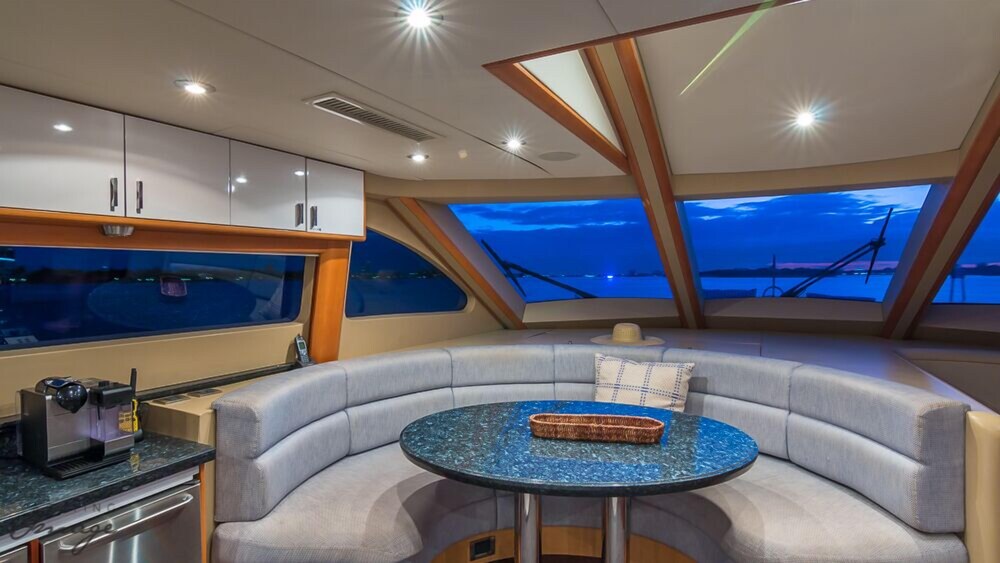 84' Lazzara Luxury Yacht - Guestroom
