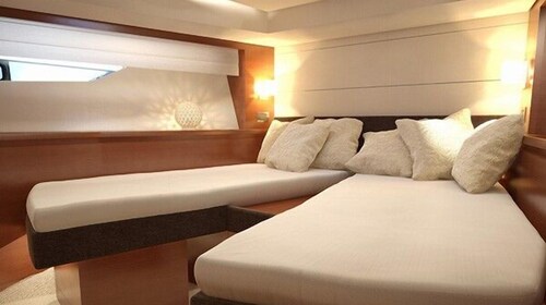 55' Prestige Luxury Yacht - Guestroom